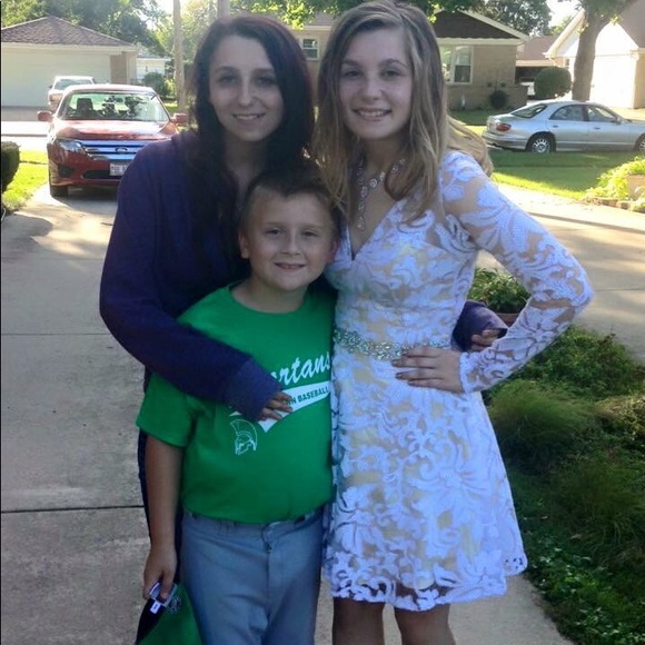 White and gold homecoming dress. - Picture 2 of 7